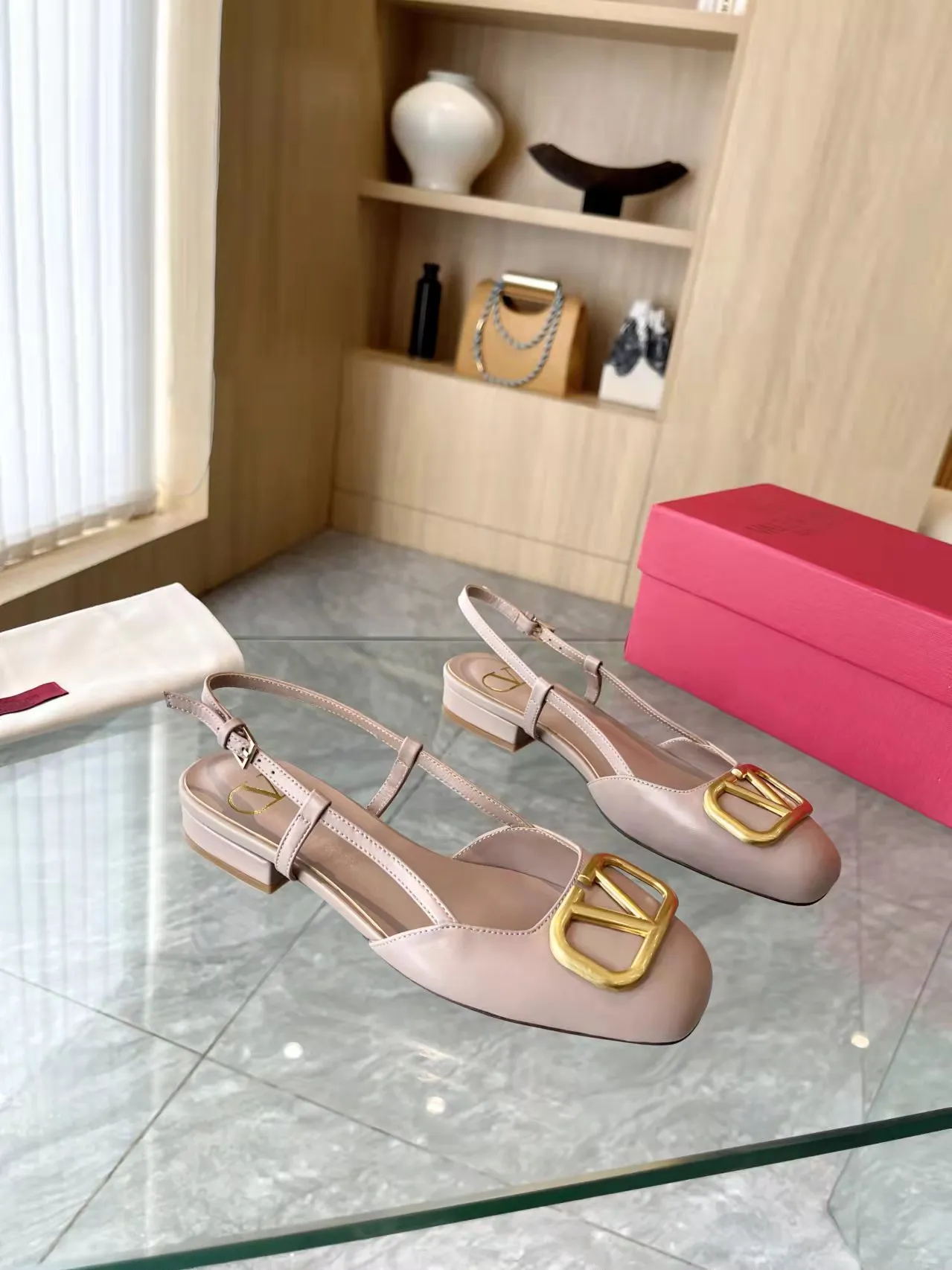👟👟Ex-factory price 400👟👟 Genuine leather sole +40 Top version 𝑉𝐴𝐿𝐸𝑁𝑇𝐼𝑁𝑂 Valentino new spring and summer women's back hollow new sandals. Unique V-buckle hardware accessories bring out a full sense of luxury. The new season will live up to expectations! Worth buying★Absolutely high-grade❥Original method, Absolutely sensual❥Elegant style, creating a different feeling, simple and elegant style!  Code number: 35-41 (34-42 customized, non-returnable) Fabric: Imported sheepskin Inner foot pads: Inner sheepskin Heel height: 2 cm Leather outsole Rubber outsole